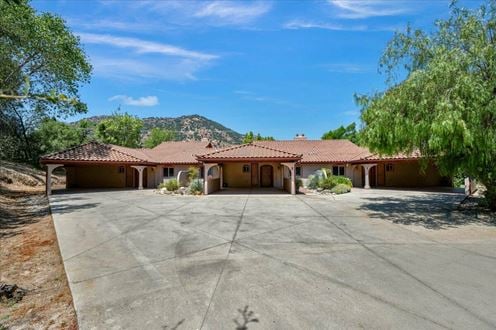 (7) Fully-Operational Airbnb Units in Scenic Three Rivers