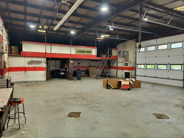 Crown Point Warehouse and Showroom