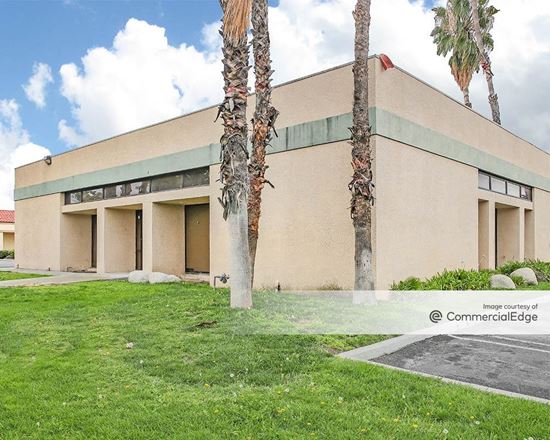 Hemet Plaza Shopping Center - 1911-2095 East Florida Avenue
