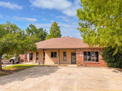 Commercial/Office Spaces in Cul-De-Sac off Bluebonnet Boulevard