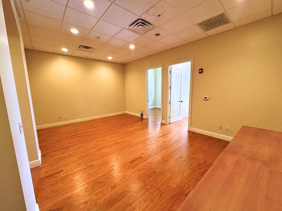 Professional Office Space 940 SQFT