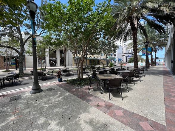ROXY'S BISTRO