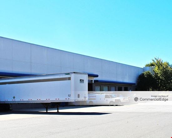 Peachtree Industrial Center - 1300 Northbrook Pkwy