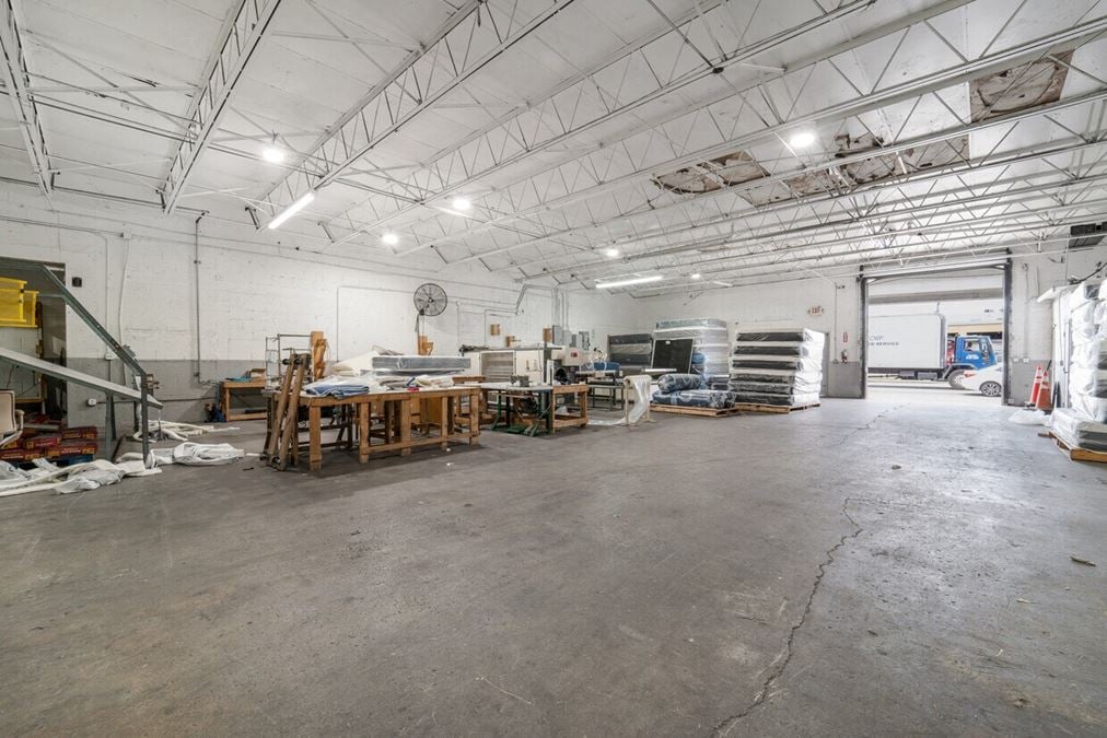 Industrial Warehouse property +/- 5,014 FOR SALE