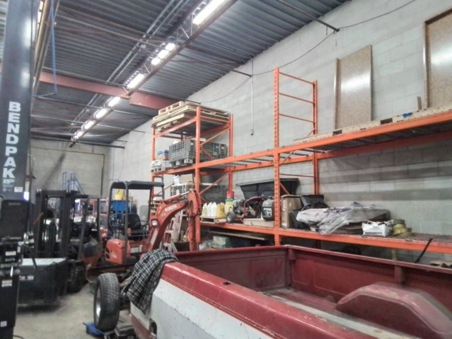3,000 sqft private industrial warehouse for rent in Mississauga