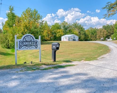 8193 Old Highway 13