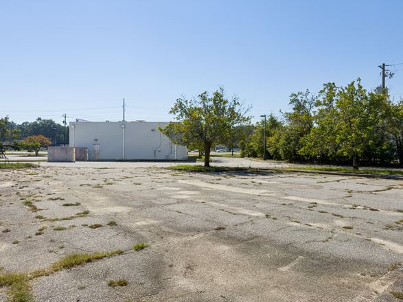 1651 Gordon Hwy