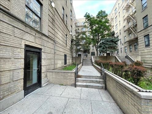 215 E 164th St