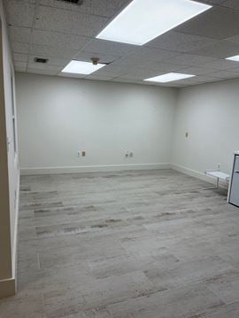 High-Visibility End-Cap Office