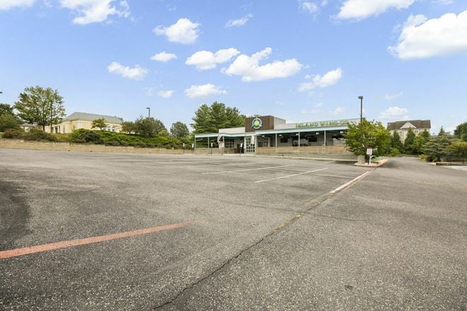 PRIME RETAIL PROPERTY WITHIN WALKING DISTANCE TO JMU