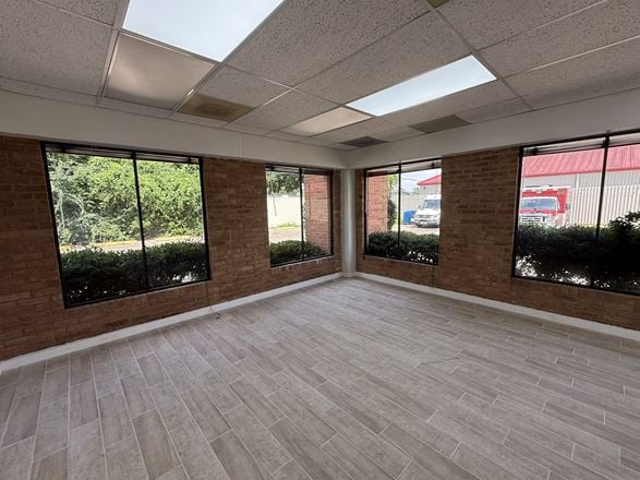 17150 Butte Creek Rd, Houston, TX 77090- 18,847 SF BLDG, 47,916 SF LOT