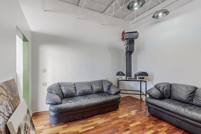 Fully Remodeled High Traffic Retail with Showroom & Vault