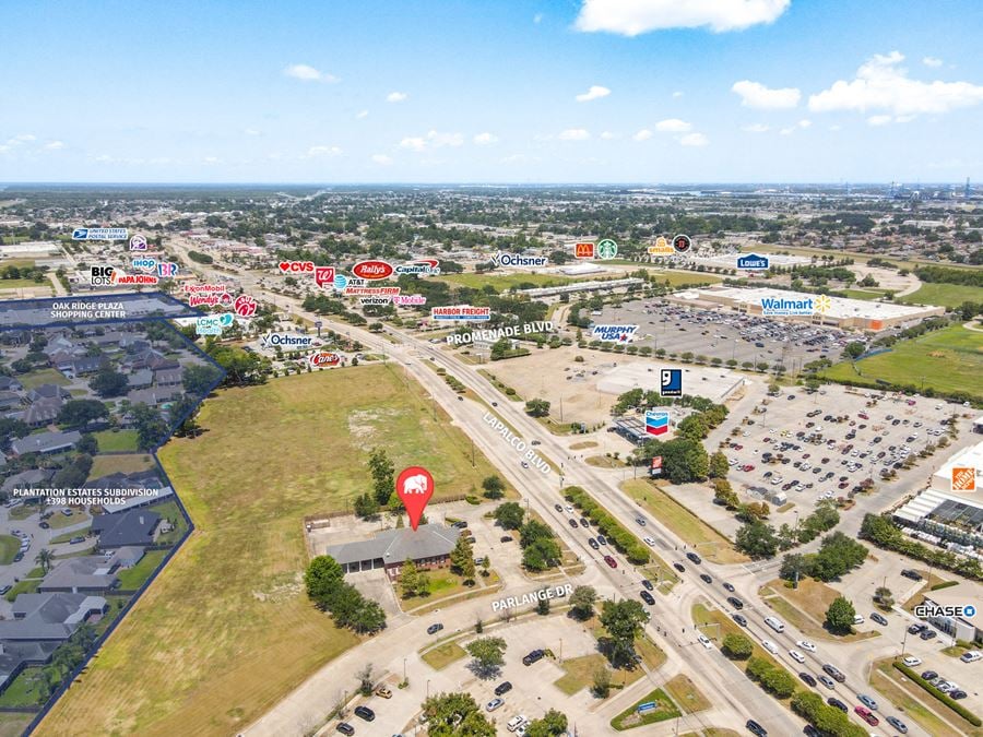 Renovated Garden Office Suites in Retail-Dense Corridor