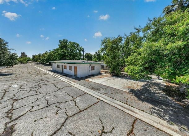 ±1,248 SF Freestanding Building + Paved/ Fenced Yard Storage Opportunity Near CA-99