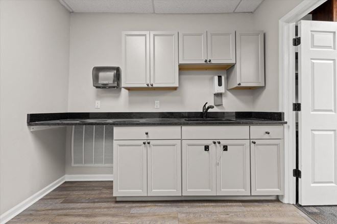 2 Executive Suites 