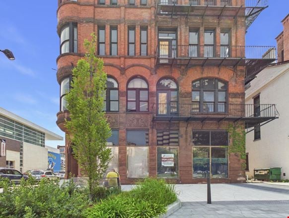 1252 Main St