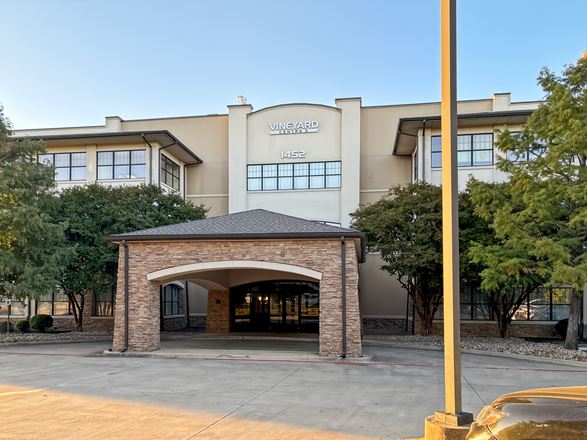 TX, Grapevine - Vineyard Centre II