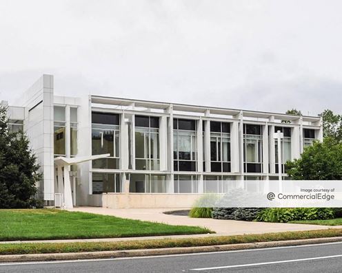41 Pinelawn Road