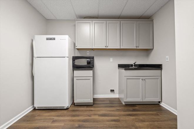 2 Executive Suites 