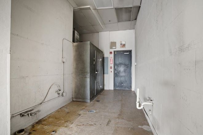 445 W Lake St