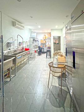 600 SF | 58 West 8th Street | Turnkey Space with Basement & Glass Frontage for Lease