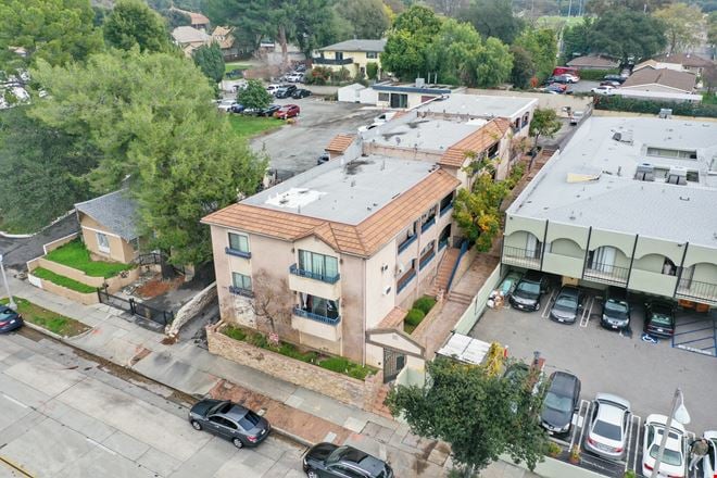 1590 N Fair Oaks Ave