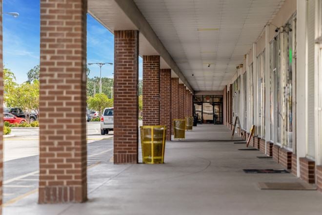 Pine Plaza