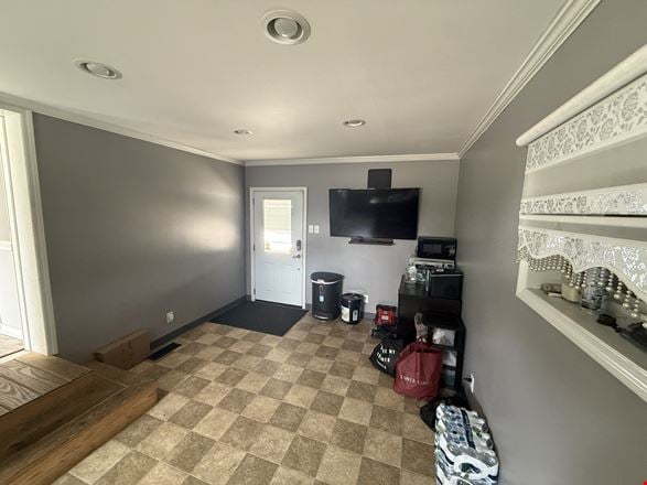 5848 Poe Ave