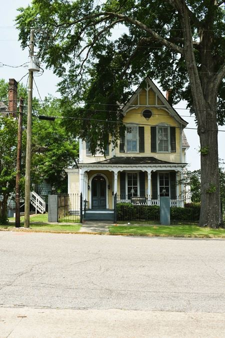 Historic James Hale House: 400 S. Perry St,