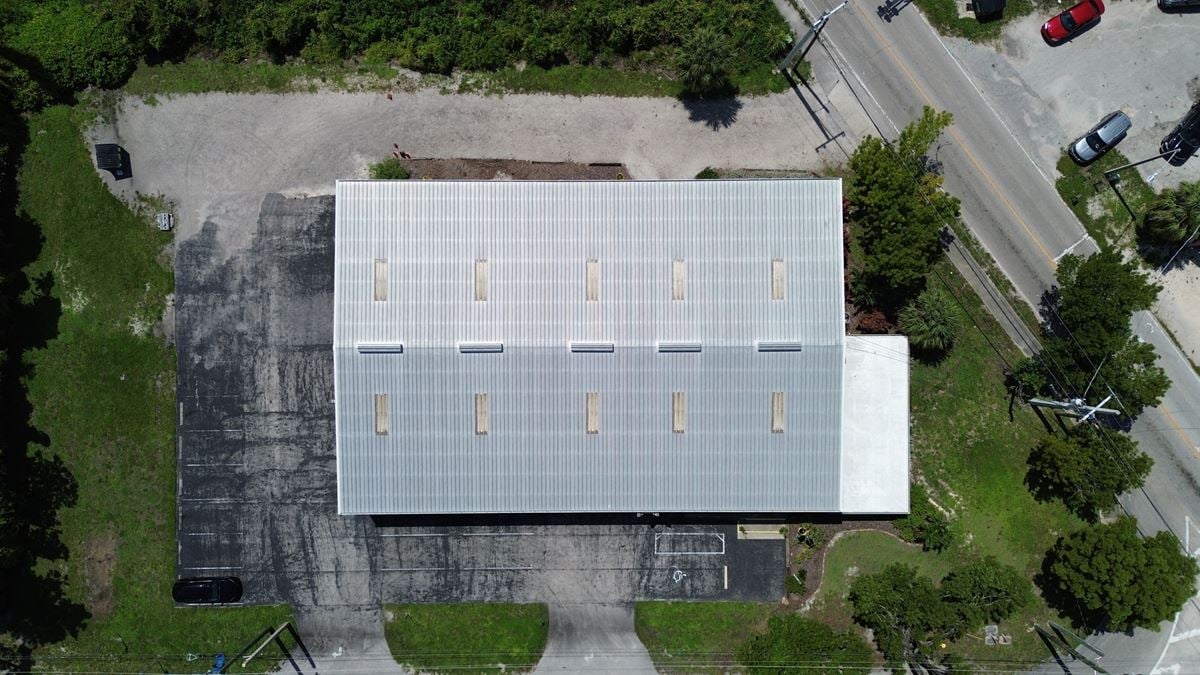 10,440 SF Distribution Facility on 0.86 AC For Sale or Lease