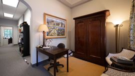 Well-finished office in Treetops Center