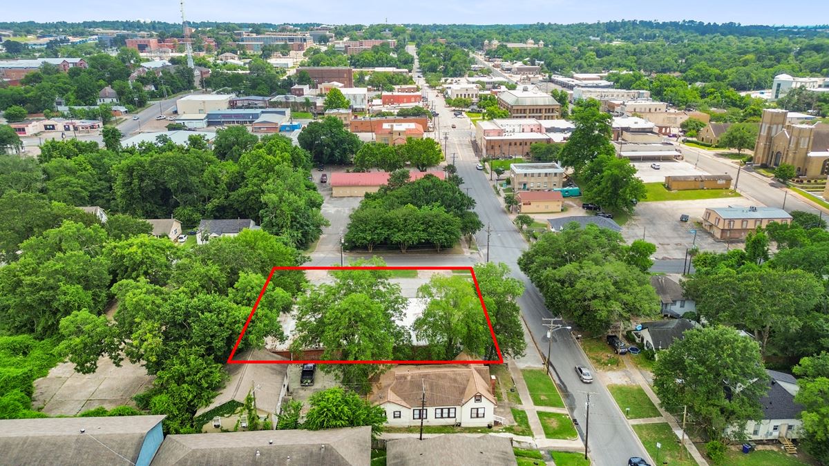 Prime/Versatile Commercial Building Just Off the Downtown Square – Ideal for Retail or Light Industrial Use