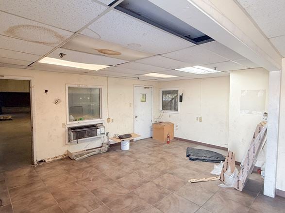 ±19,656 SF Office/Warehouse With Dock High Access