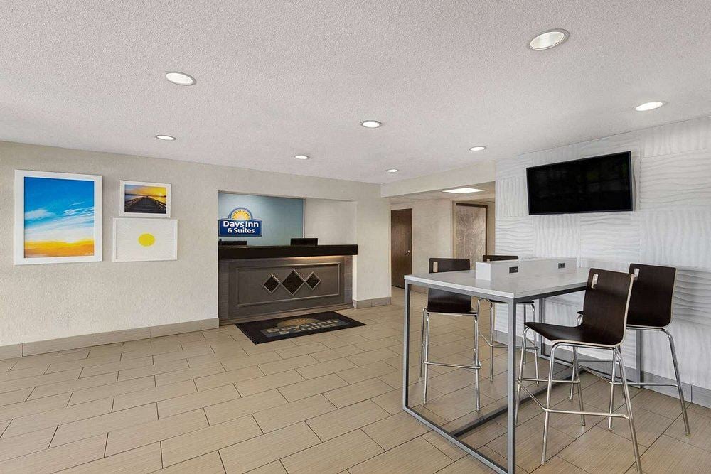Days Inn & Suites Kansas City South