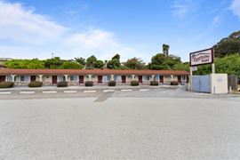 Traveler's Inn And Royal Inn