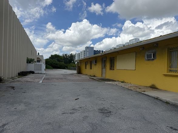 1627 S Dixie Hwy