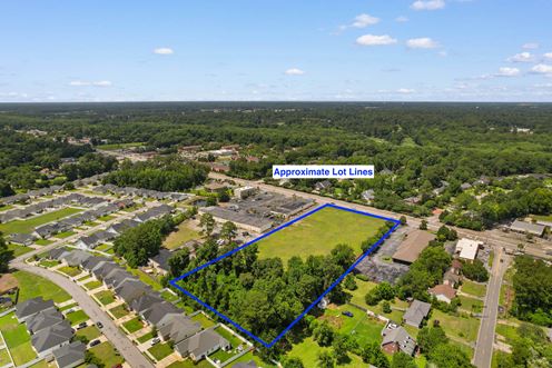 Commercial lot on 2nd Loop Rd.