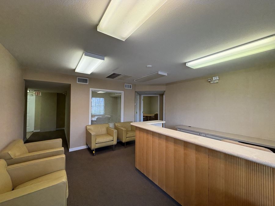 AWESOME SHORT TERM OFFICE SPACE IN DOWNTOWN SARASOTA!!