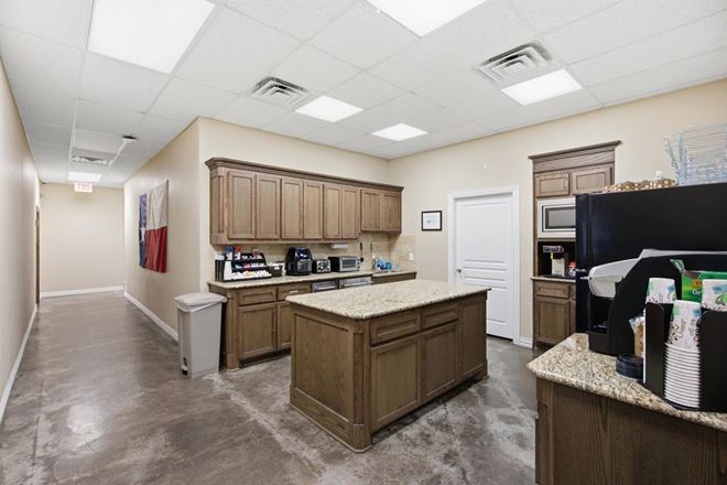 2555-2557 SW Grapevine Pkwy