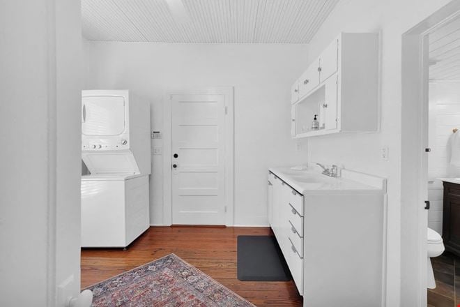 260 W KING ST