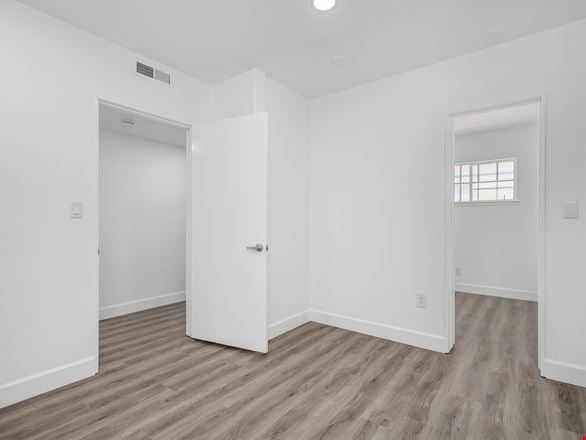 Prime Fully Remodeled Blackstone Ave Space: Move-In Ready