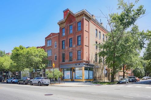 1925 W Division St