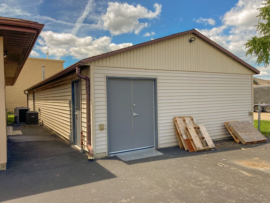 OFFICE/RETAIL BUILDING WITH DETACHED WAREHOUSE ON CORNER LOT IN LAKE VICTORIA DE