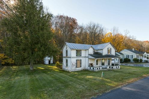 GREAT FOR INVESTORS OR REHAB SPECIALISTS | HOME ON LARGE LOT