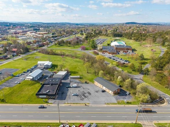 RENOVATED TWO-LEVEL COMMERCIAL SPACE NEAR DOWNTOWN HARRISONBURG