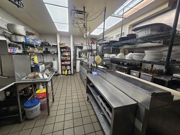 Fully functional Lincoln restaurant with liquor license & real estate