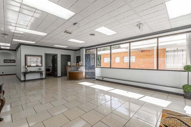 Office/Retail Building on Brainerd Rd ± 8,816 SF