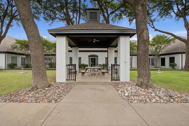 2555-2557 SW Grapevine Pkwy
