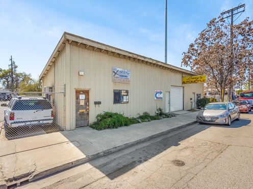 ±1,724 SF Retail Automotive Building in Visalia, CA