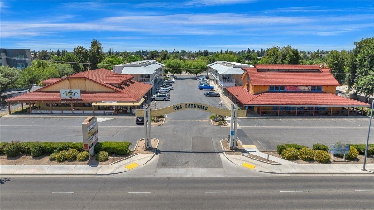 The Barnyard Shopping Center: Prime Retail Shop Space